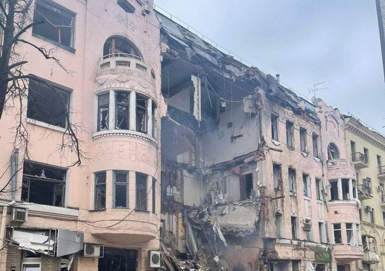 Оккупанты обстреляли жилой дом возле Харьковской ОГА