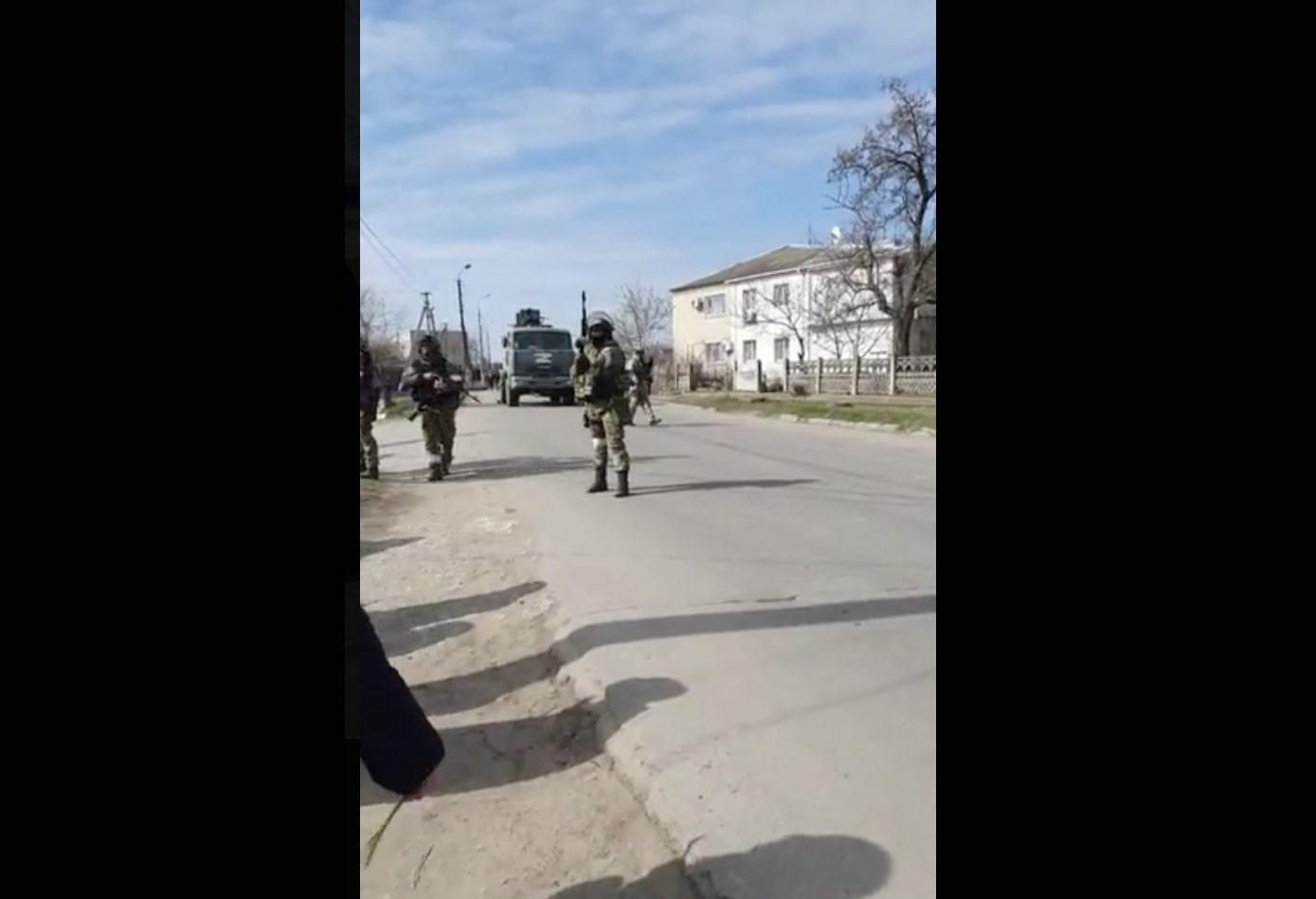 У Білозерці люди без зброї виступили проти окупантів: вороги відкрили вогонь - 24 Канал У Білозерці люди без зброї виступили проти окупантів: вороги відкрили вогонь - 24 Канал