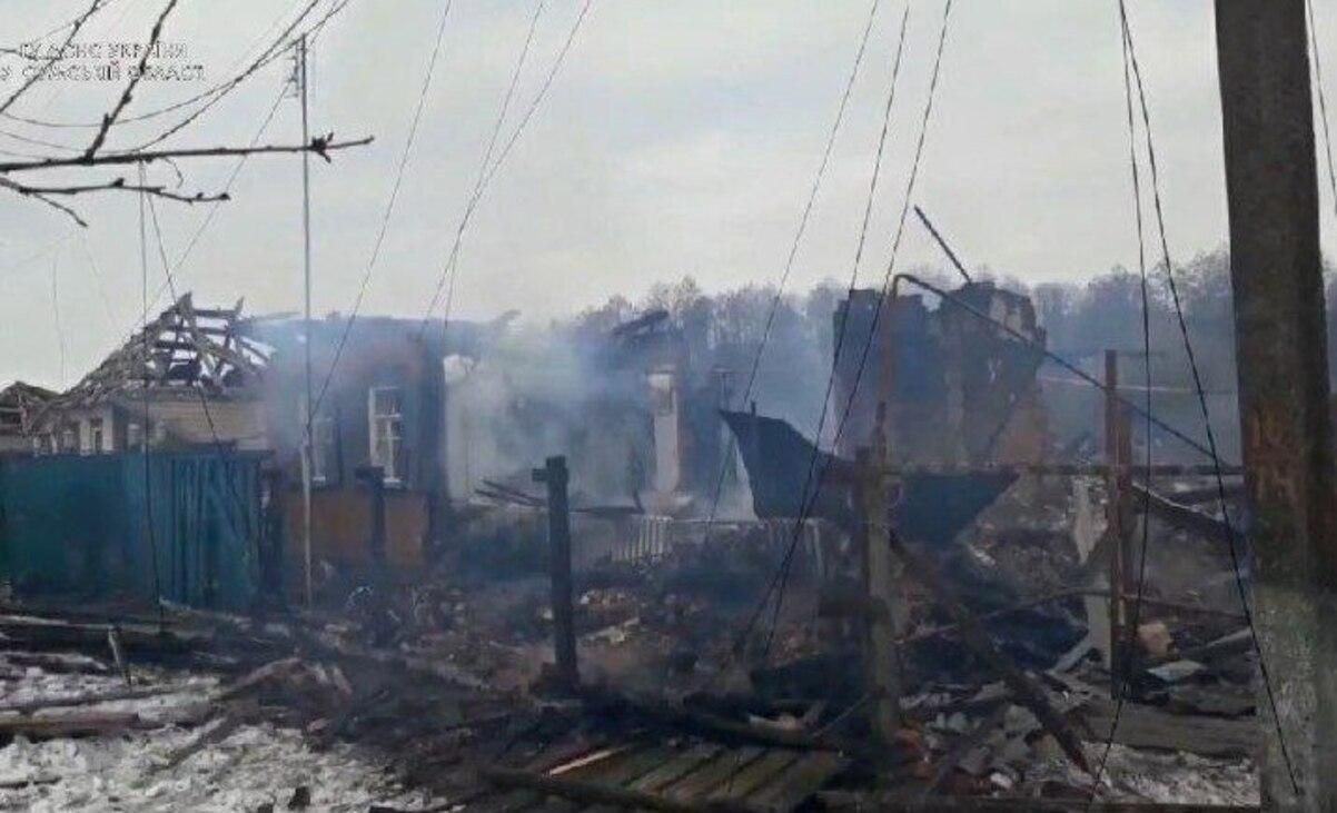 В Охтирці авіабомбою зруйнувало газопровід та житлові будинки: під завалами шукають людей - 24 Канал