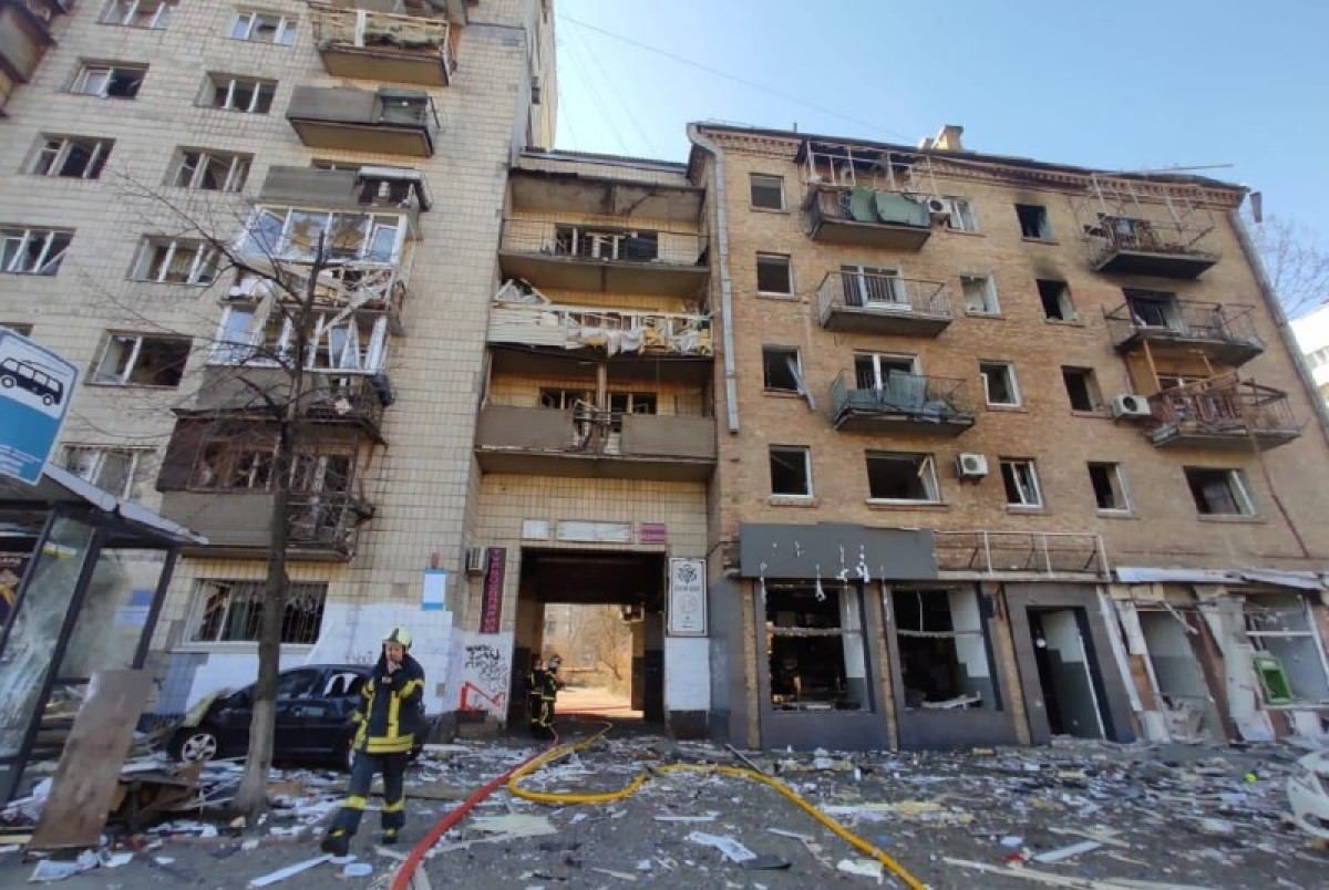 Из-за ракетного обломка на Подоле возник пожар: его уже ликвидировали - 24 Канал Из-за ракетного обломка на Подоле возник пожар: его уже ликвидировали - 24 Канал