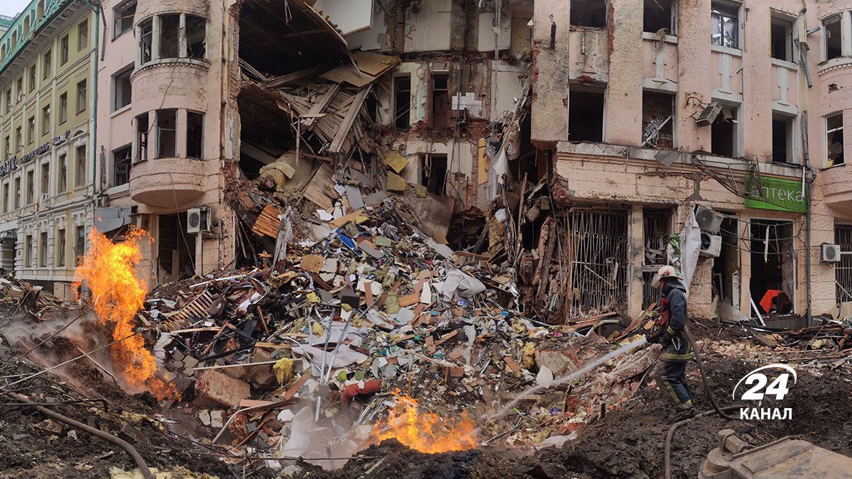 Ворожий снаряд вщент розвалив житловий будинок у центрі Харкова: фоторепортаж з місця вибуху - 24 Канал