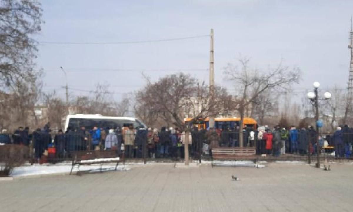 Майже 400 людей вирушили в евакуаційній колоні з Сєвєродонецька: фото - 24 Канал