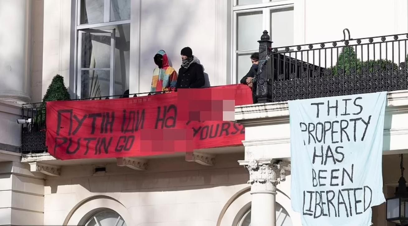 Вивісили український прапор: у Лондоні демонстранти увірвалися до будинку олігарха Дерипаски - 14 марта 2022 - 24 Канал
