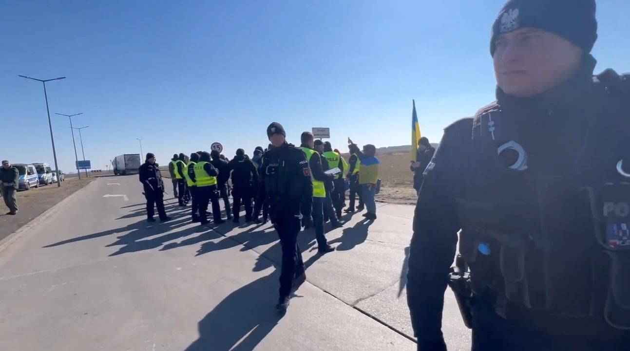 Польська поліція витіснила українських активістів і дозволила рух фур у бік Білорусі та Росії - 24 Канал Польська поліція витіснила українських активістів і дозволила рух фур у бік Білорусі та Росії - 24 Канал