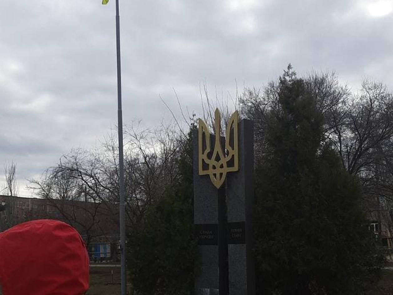 В Энергодаре оккупанты разрушают памятники героям Украины