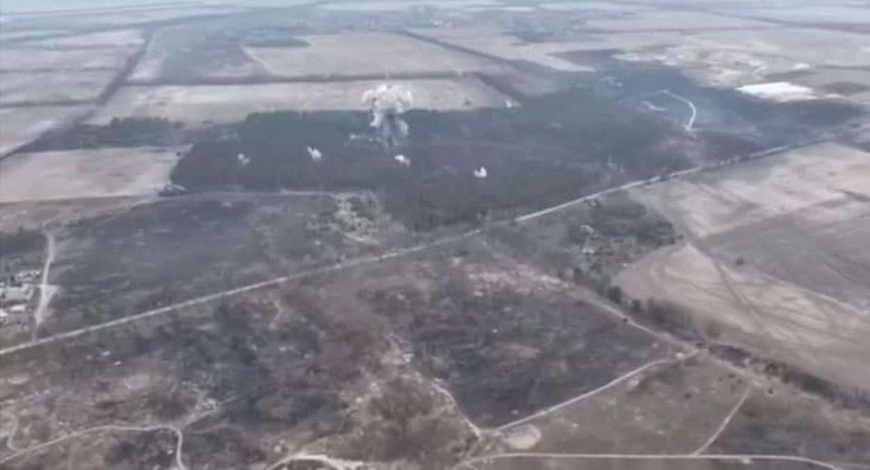 Прямо в пекло: українські військові знищили російську техніку на Київщині – потужне відео - 24 Канал Прямо в пекло: українські військові знищили російську техніку на Київщині – потужне відео - 24 Канал