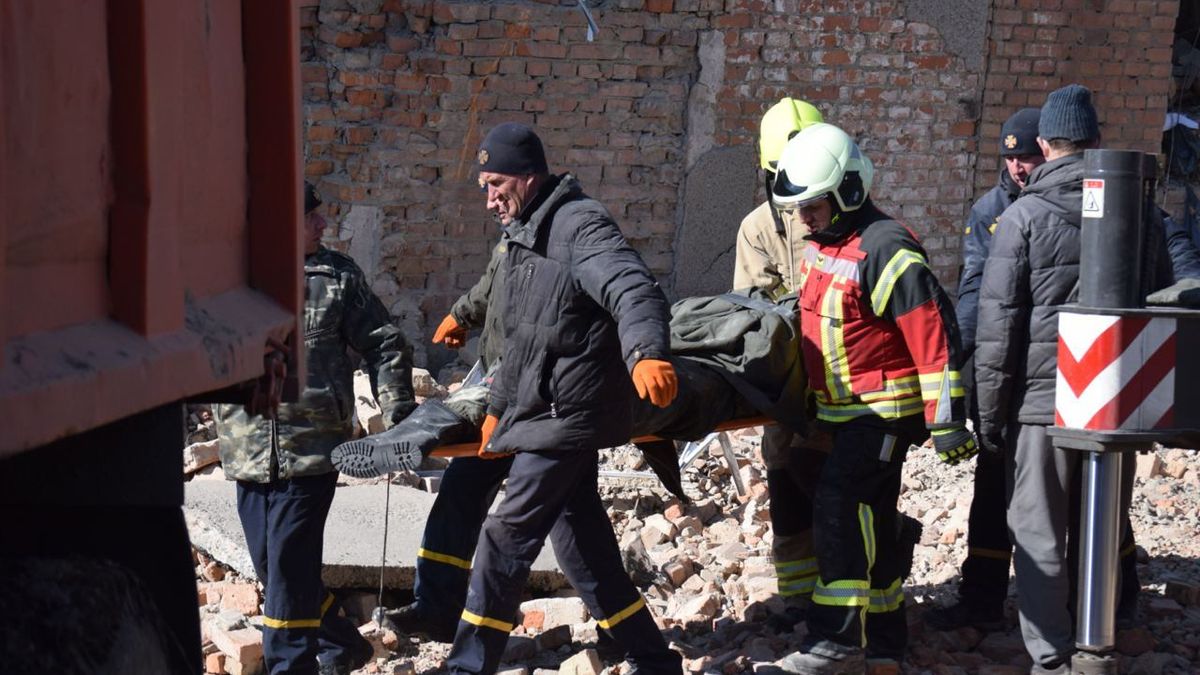 Унаслідок обстрілу телевежі на Рівненщині 9 загиблих: під завалами лишаються люди - 24 Канал