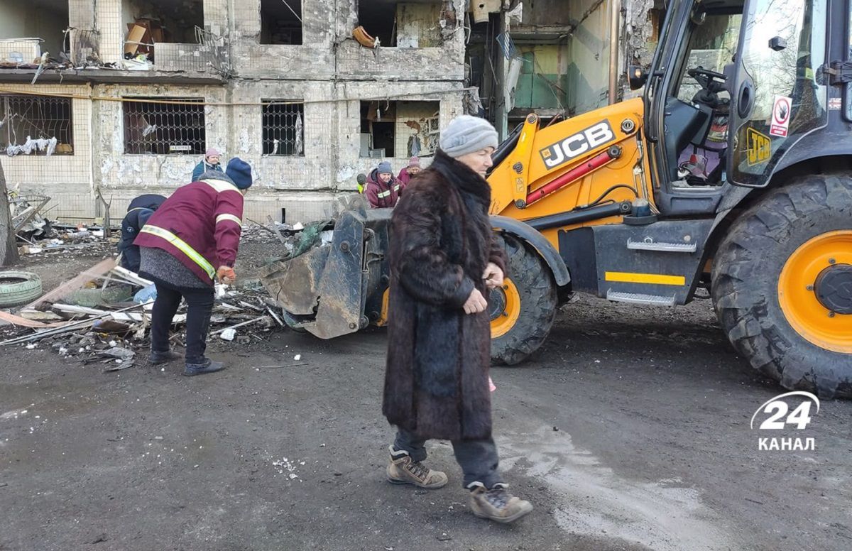 Розбитий і обгорілий: як виглядає обстріляний будинок у Києві – фоторепортаж - 24 Канал Розбитий і обгорілий: як виглядає обстріляний будинок у Києві – фоторепортаж - 24 Канал