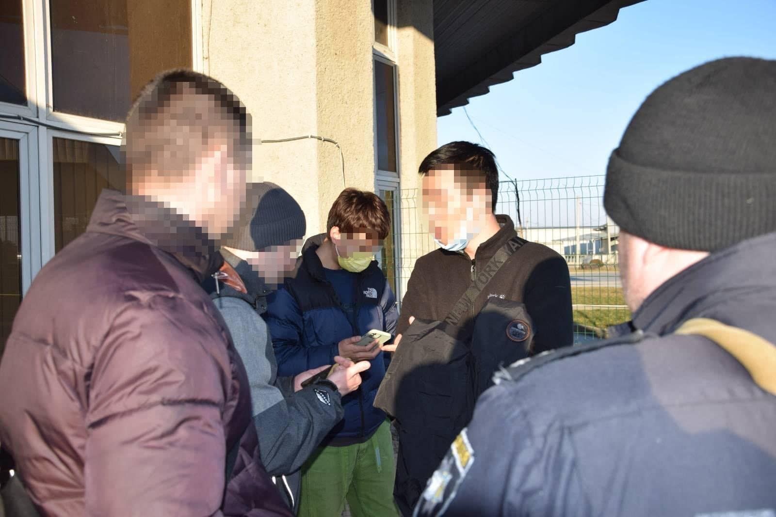 Двоє громадян Китаю намагалися вивезти з України немовлят без документів - 24 Канал Двоє громадян Китаю намагалися вивезти з України немовлят без документів - 24 Канал