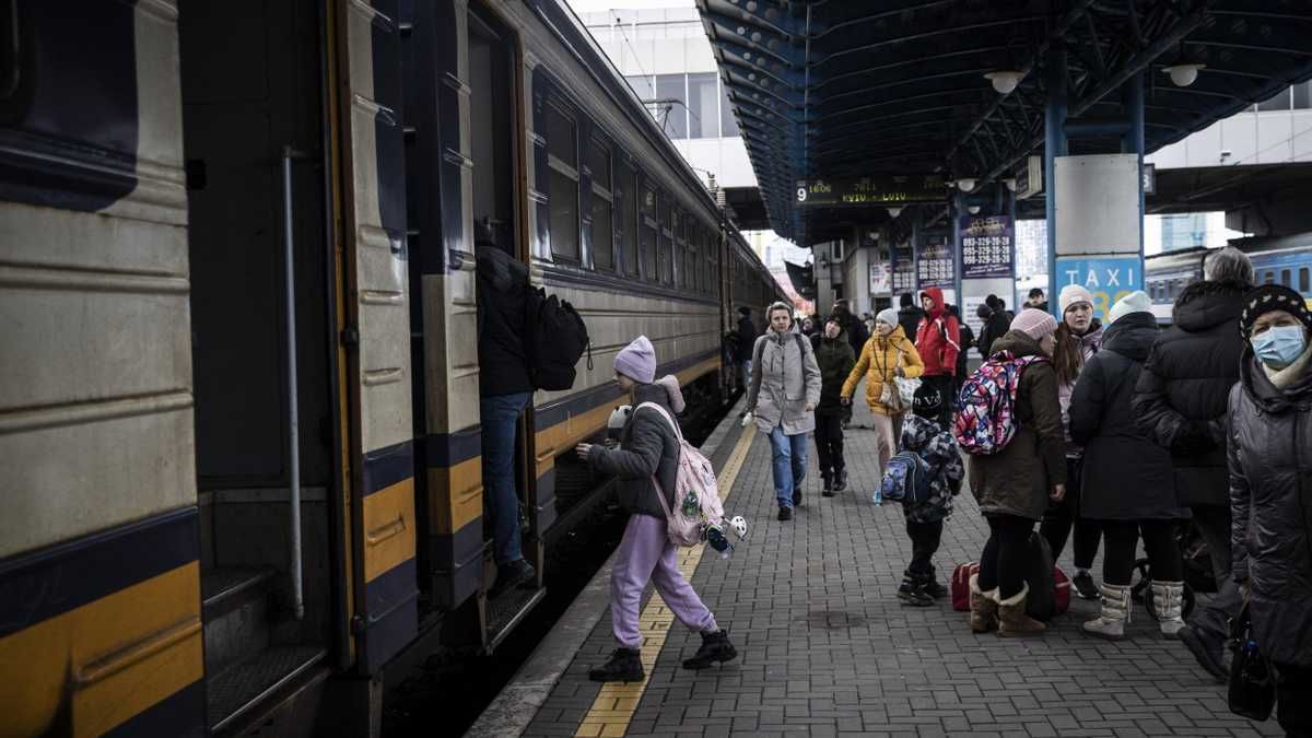 Более 1 100 жителей Луганской области: Укрзализныця продолжает эвакуировать украинцев Более 1 100 жителей Луганской области: Укрзализныця продолжает эвакуировать украинцев