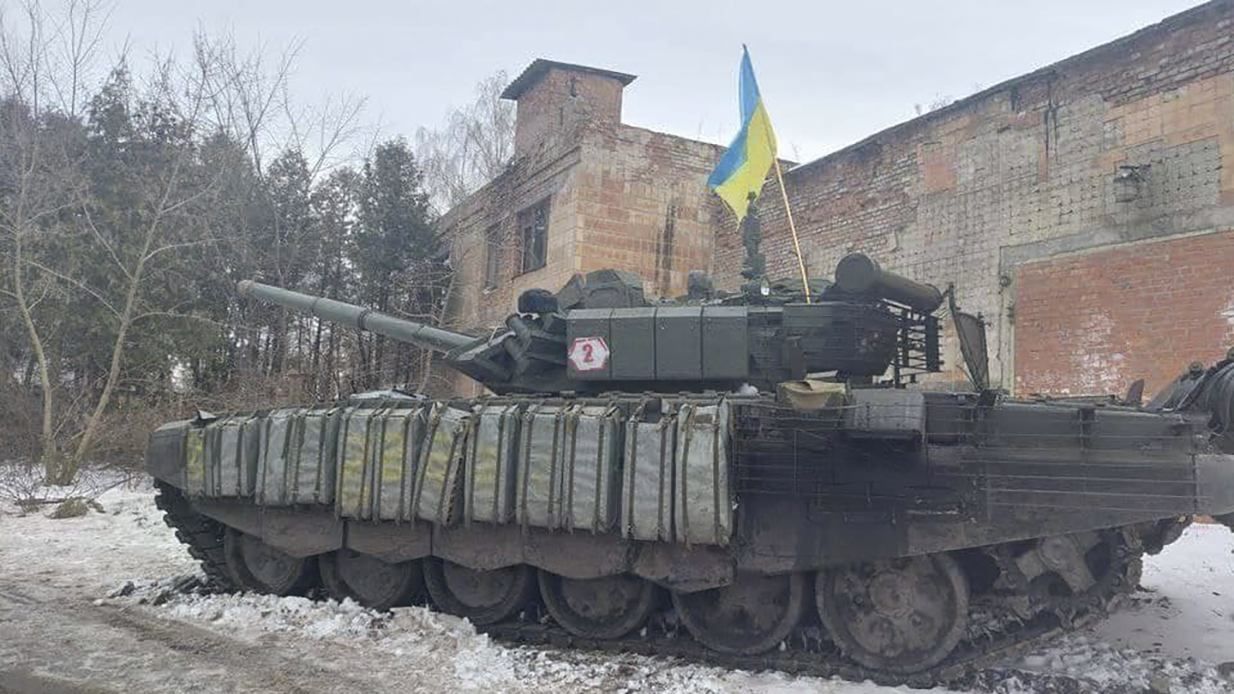 Російські гості люб'язно передали танк тероборонцям у Ромнах - 24 Канал Російські гості люб'язно передали танк тероборонцям у Ромнах - 24 Канал