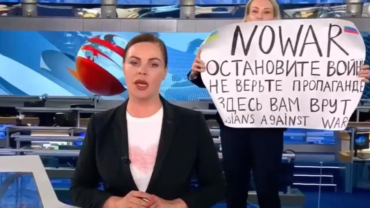 У прямому ефірі пропагандистського каналу з'явилася жінка з плакатом "Ні війні": відеофакт - 24 Канал