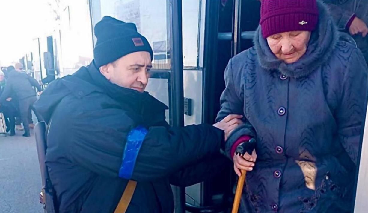 Ворог обстріляв колону мирних мешканців, яких евакуювали з Гостомеля: загинула жінка - 24 Канал Ворог обстріляв колону мирних мешканців, яких евакуювали з Гостомеля: загинула жінка - 24 Канал