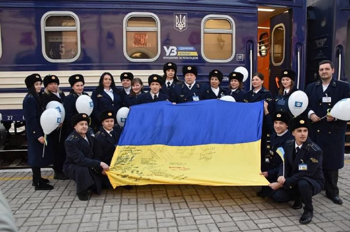 Укрзалізниця пригадала, як за тиждень до війни у Маріуполі зустрічали Потяг Єдності