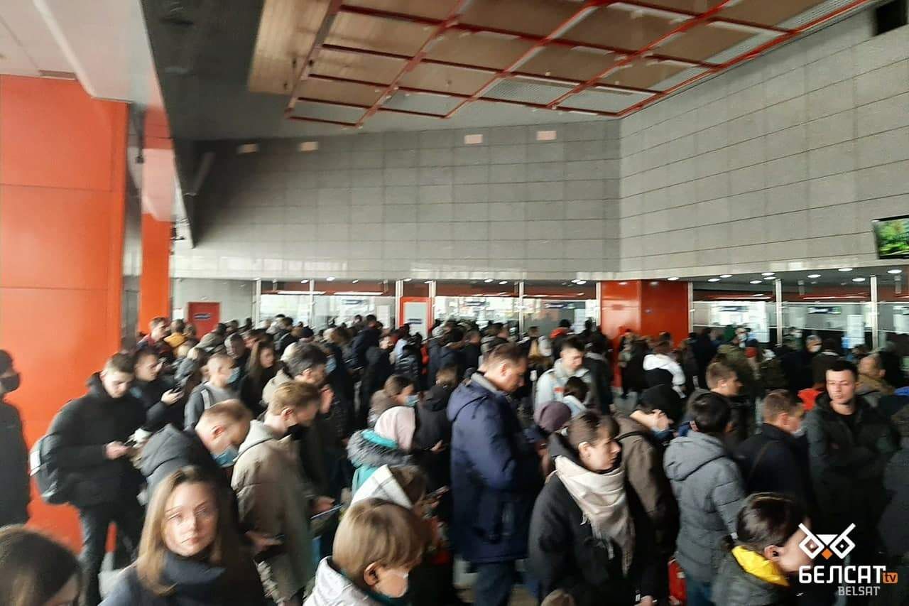 У Білорусі міліція тероризує населення містечка, де підпалили колії - 24 Канал У Білорусі міліція тероризує населення містечка, де підпалили колії - 24 Канал