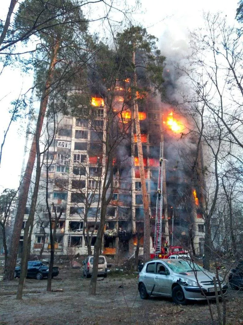 Російський снаряд влучив у багатоповерхівку / Фото Ігоря Крупи Російський снаряд влучив у багатоповерхівку / Фото Ігоря Крупи