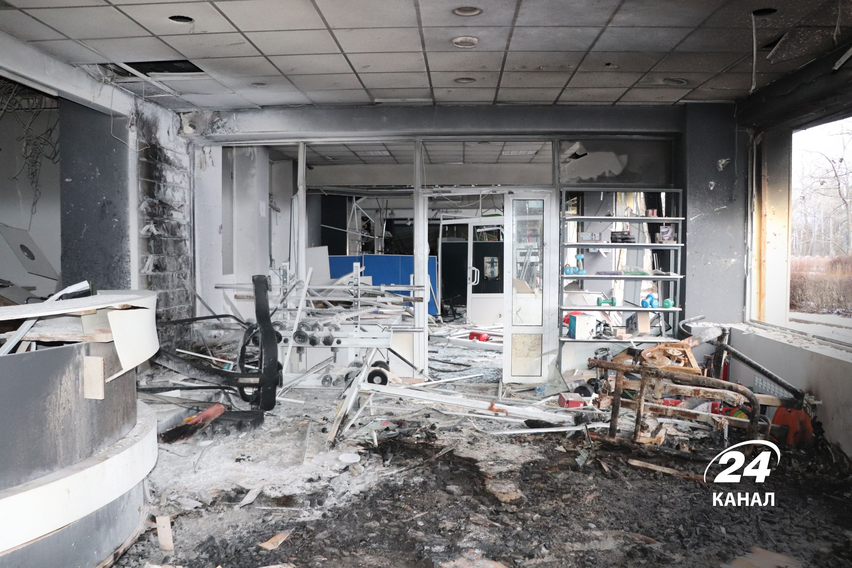 Изуродованные здания и авто: как выглядит разрушенная "русским миром" территория СК "Авангард" Изуродованные здания и авто: как выглядит разрушенная "русским миром" территория СК "Авангард"