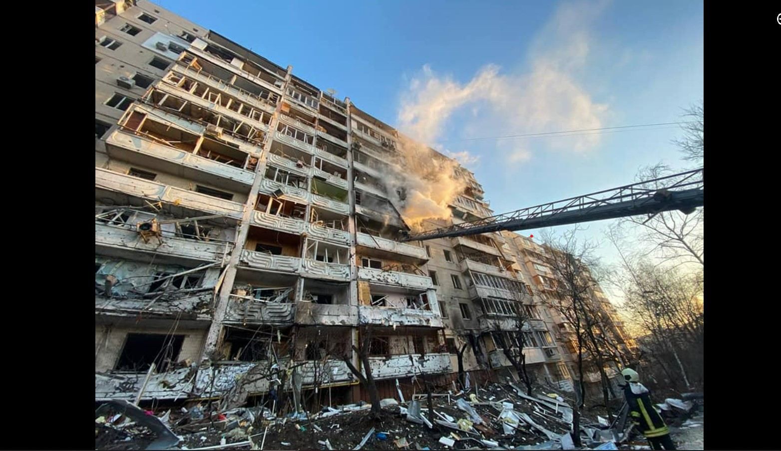 В Киеве россияне обстреляли 10-этажку: возник пожар – фото и видео с места
