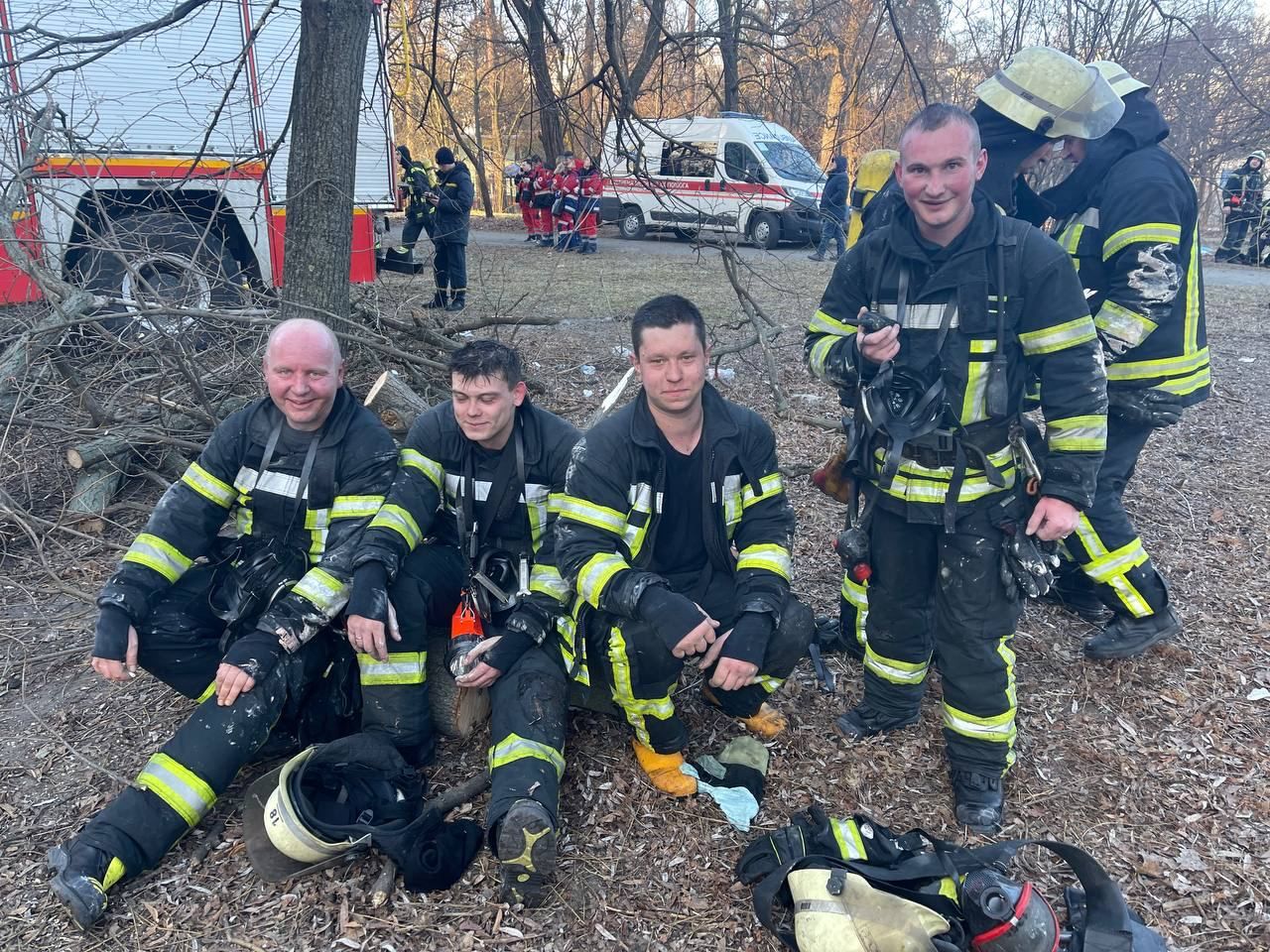 Після важкої ночі в Києві: фото героїв-рятувальників - 24 Канал Після важкої ночі в Києві: фото героїв-рятувальників - 24 Канал