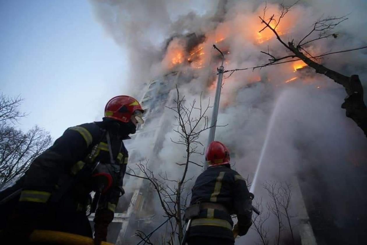 Вогнеборці врятували сім'ю із собакою з охопленого пожежою будинку Києва - 24 Канал