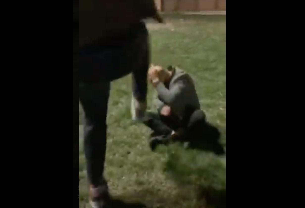 "Ватник" у Херсоні зняв українські прапори: місцеві його одразу покарали – відео екзекуції - 15 марта 2022 - 24 Канал "Ватник" у Херсоні зняв українські прапори: місцеві його одразу покарали – відео екзекуції - 15 марта 2022 - 24 Канал