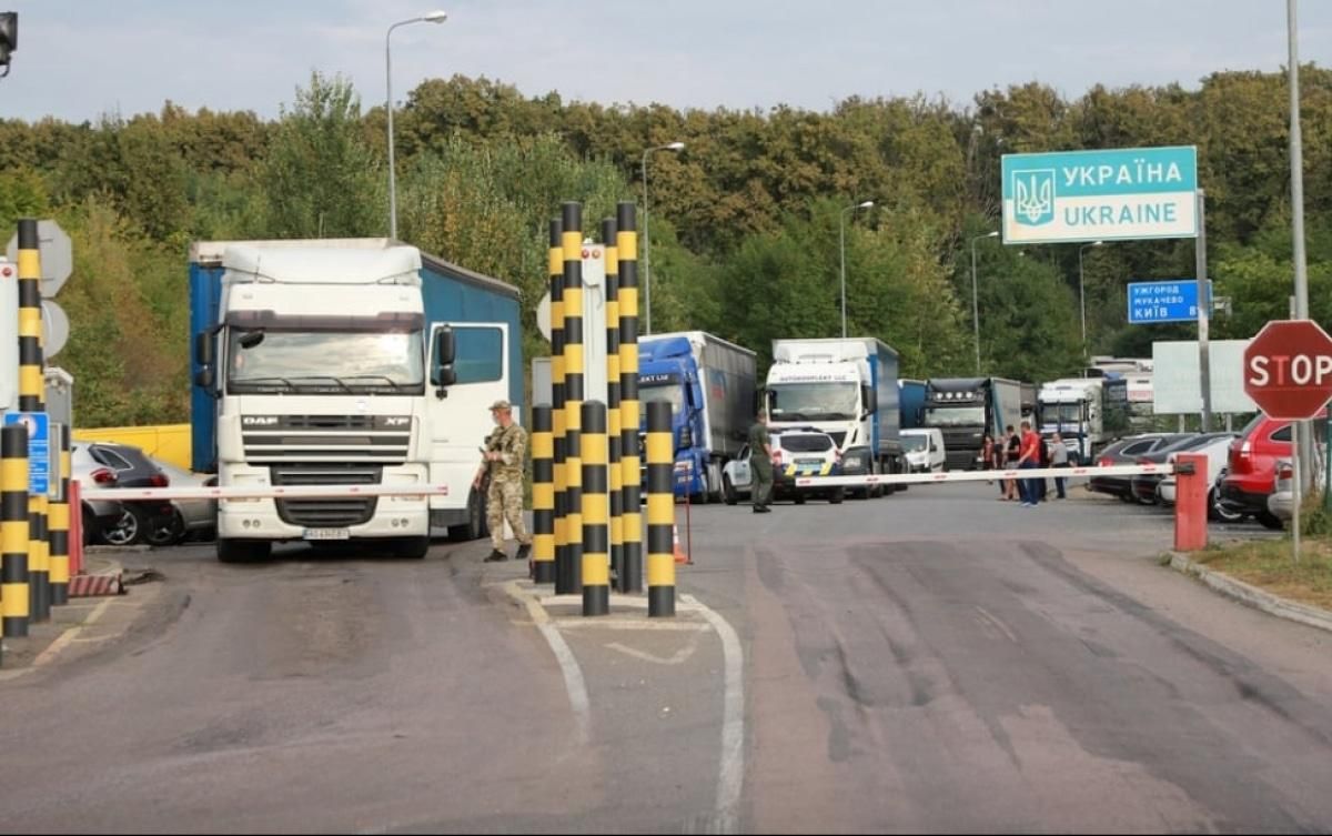 Брав 15 тисяч доларів з кожного: закарпатець переправляв чоловіків призивного віку через кордон - 24 Канал Брав 15 тисяч доларів з кожного: закарпатець переправляв чоловіків призивного віку через кордон - 24 Канал