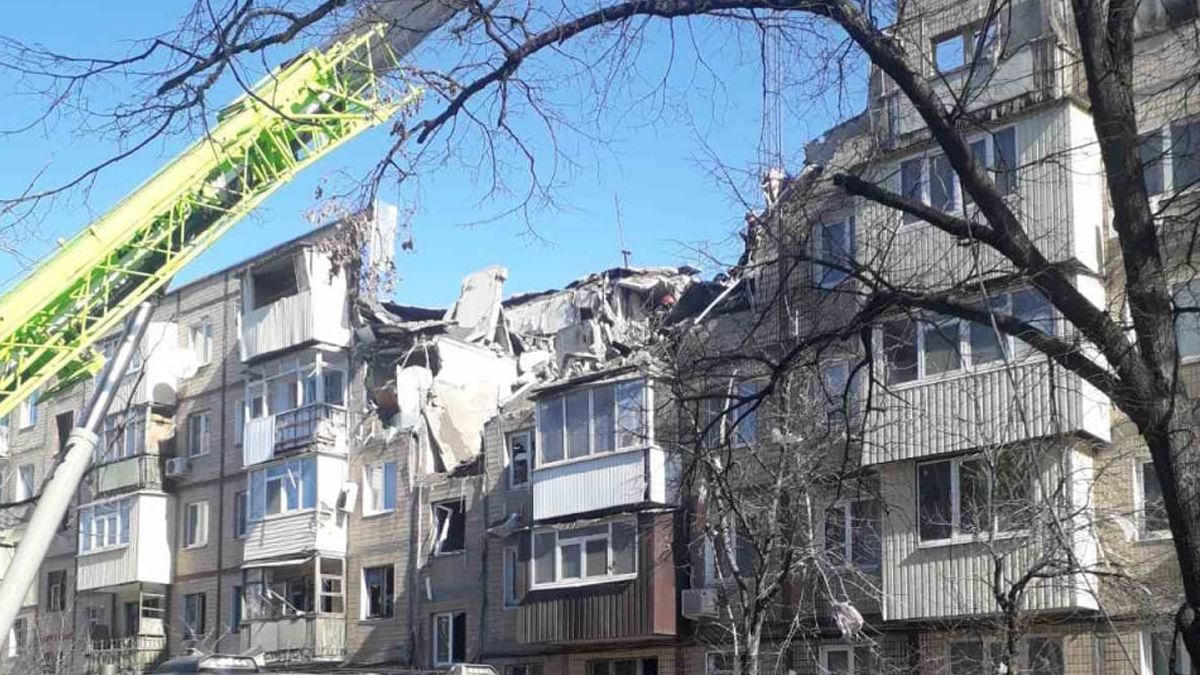 Ворожий снаряд зніс пів будинку в Харкові: моторошні фото - 24 Канал Ворожий снаряд зніс пів будинку в Харкові: моторошні фото - 24 Канал