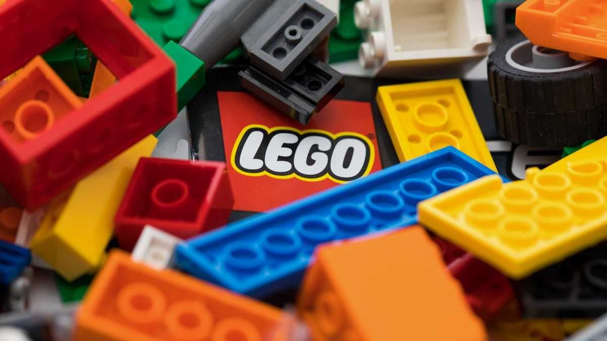 Зеленський та коктейлі Молотова: ритейлер LEGO зібрав для України понад 16 тисяч доларів - Бізнес