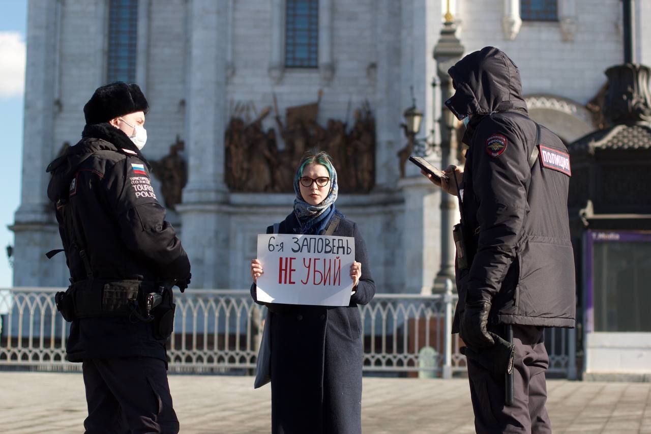 Дівчину в Москві затримала поліція за цитування заповіді - 24 Канал