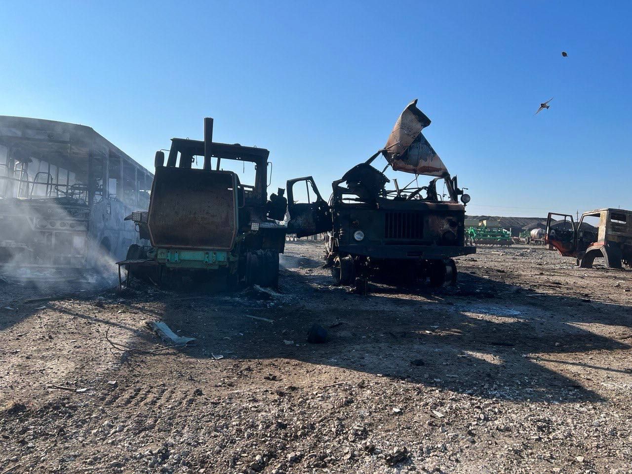 Оккупанты разбомбили базу "Большой стройки" на Николаевщине, которая строила объездную дорогу
