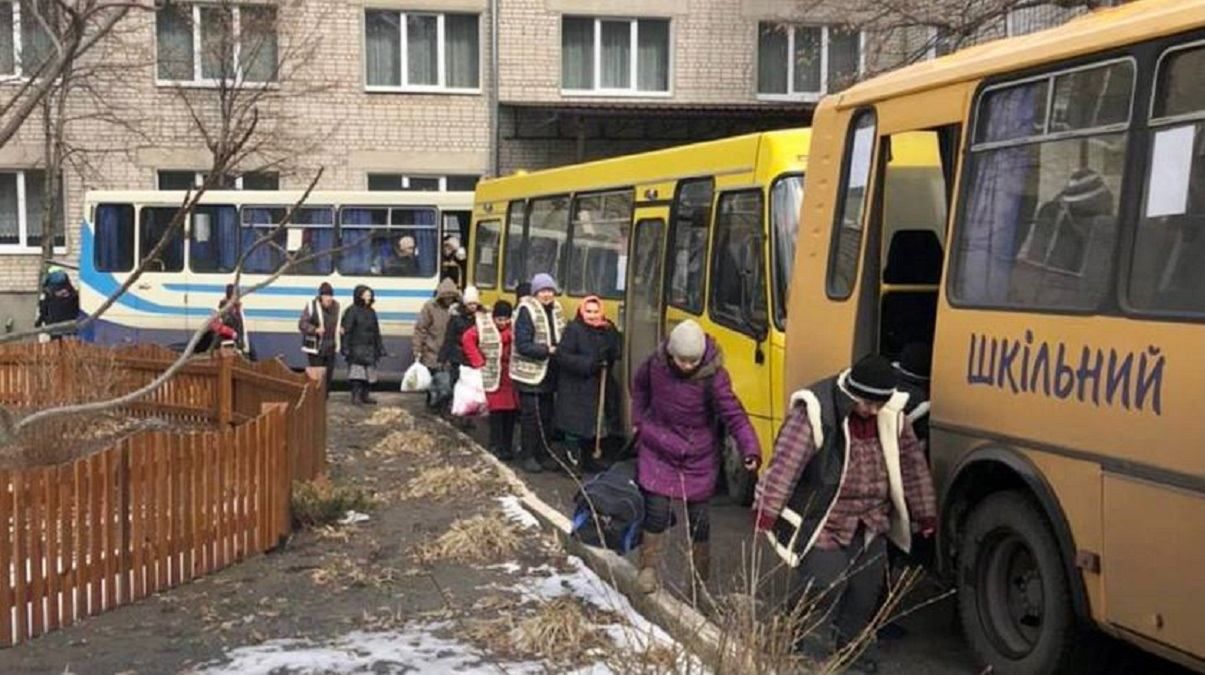 З Оскільського психоневрологічного інтернату евакуюють 300 людей З Оскільського психоневрологічного інтернату евакуюють 300 людей