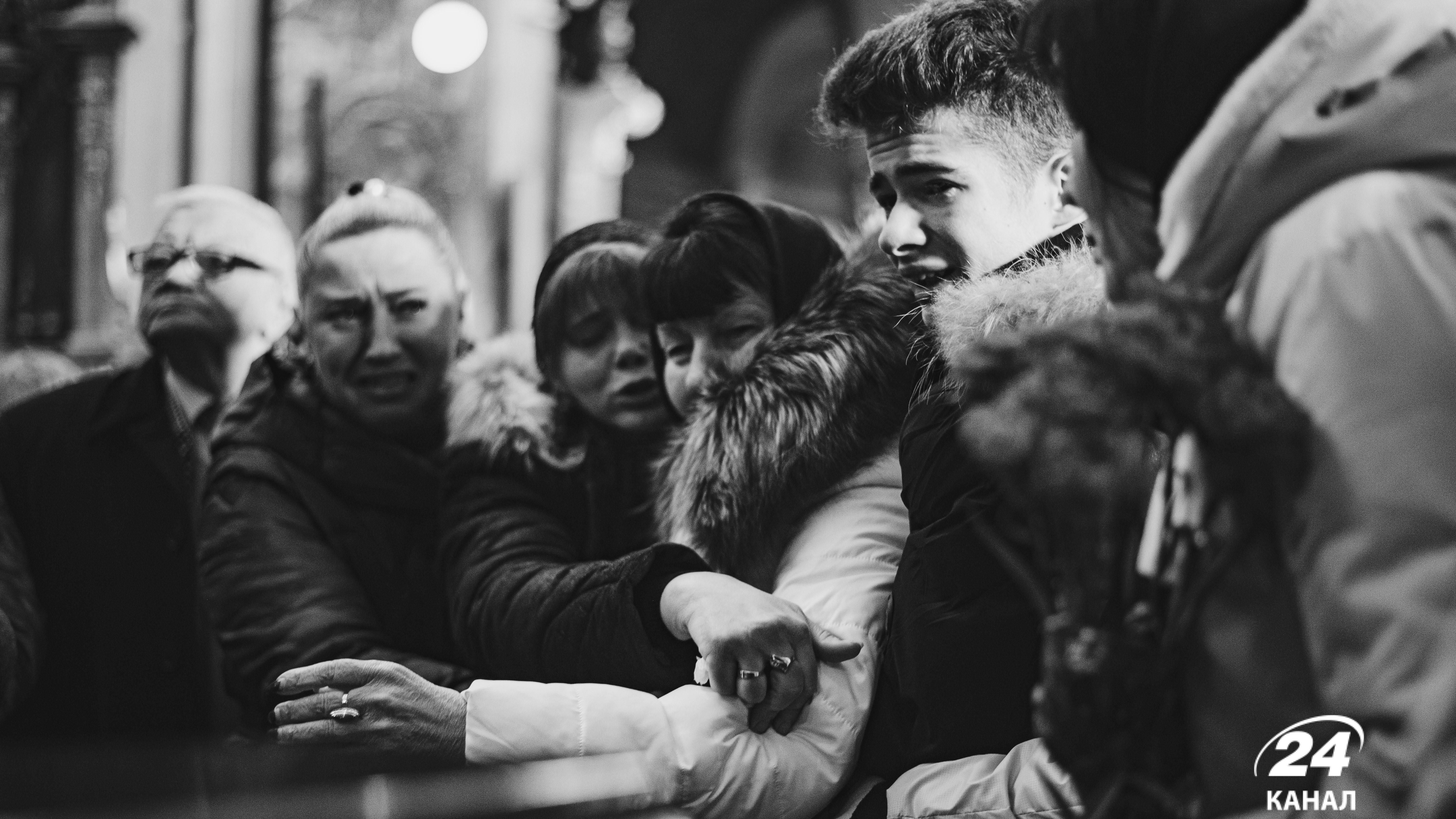 У Львові відбулась панахида за Олегом Ящишиним: щемливий фоторепортаж прощання з Героєм - 24 Канал У Львові відбулась панахида за Олегом Ящишиним: щемливий фоторепортаж прощання з Героєм - 24 Канал