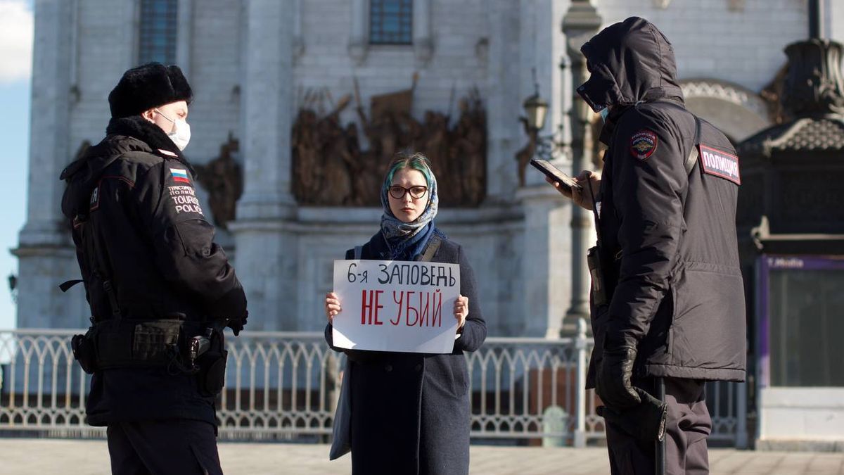 В Москве девушку задержала полиция из-за цитирования заповеди dqxikeidqxiqqeant