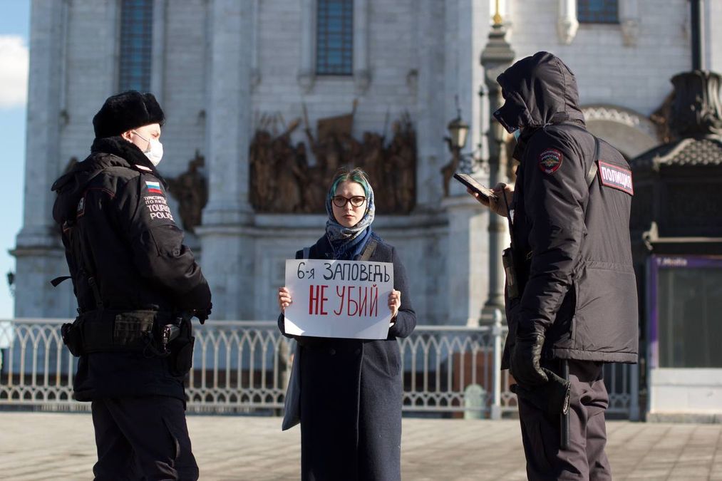 В Москве девушку задержала полиция из-за цитирования заповеди qrhidzxieuidqtzrz