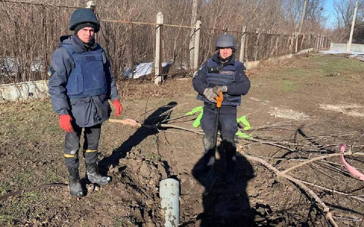 На шкільне подвір'я у Харкові прилетів ще один "подарунок" від окупантів: фото снаряду