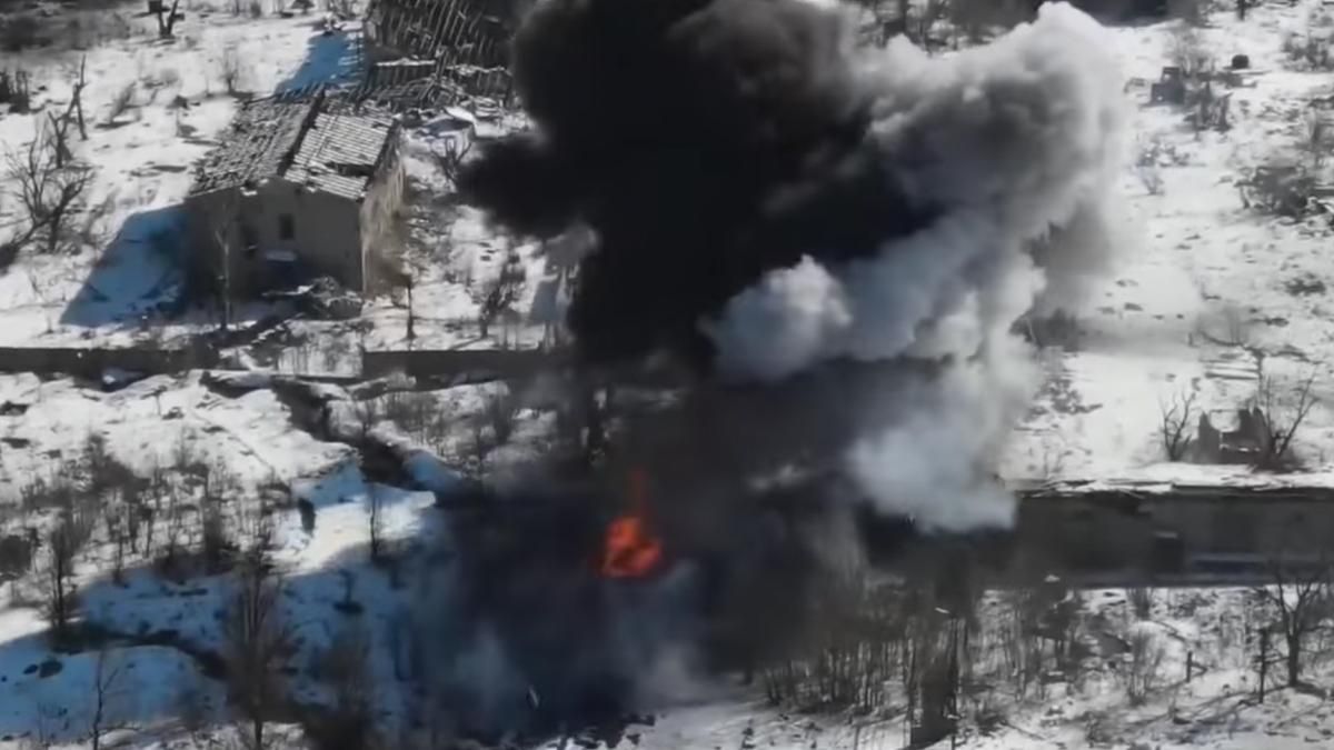 Танк окупантів живописно розлетівся українською землею: відео від десантників - 24 Канал