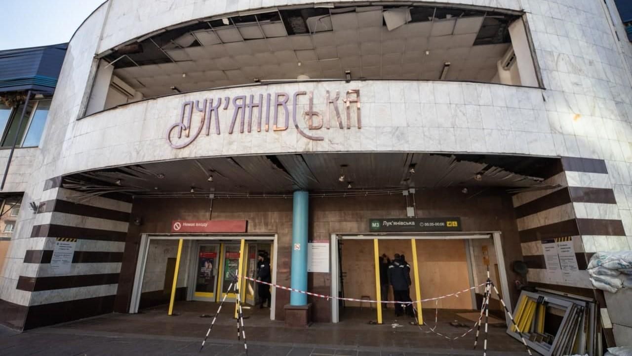 Несмотря на повреждения: станция метро "Лукьяновская" продолжает работать как укрытие