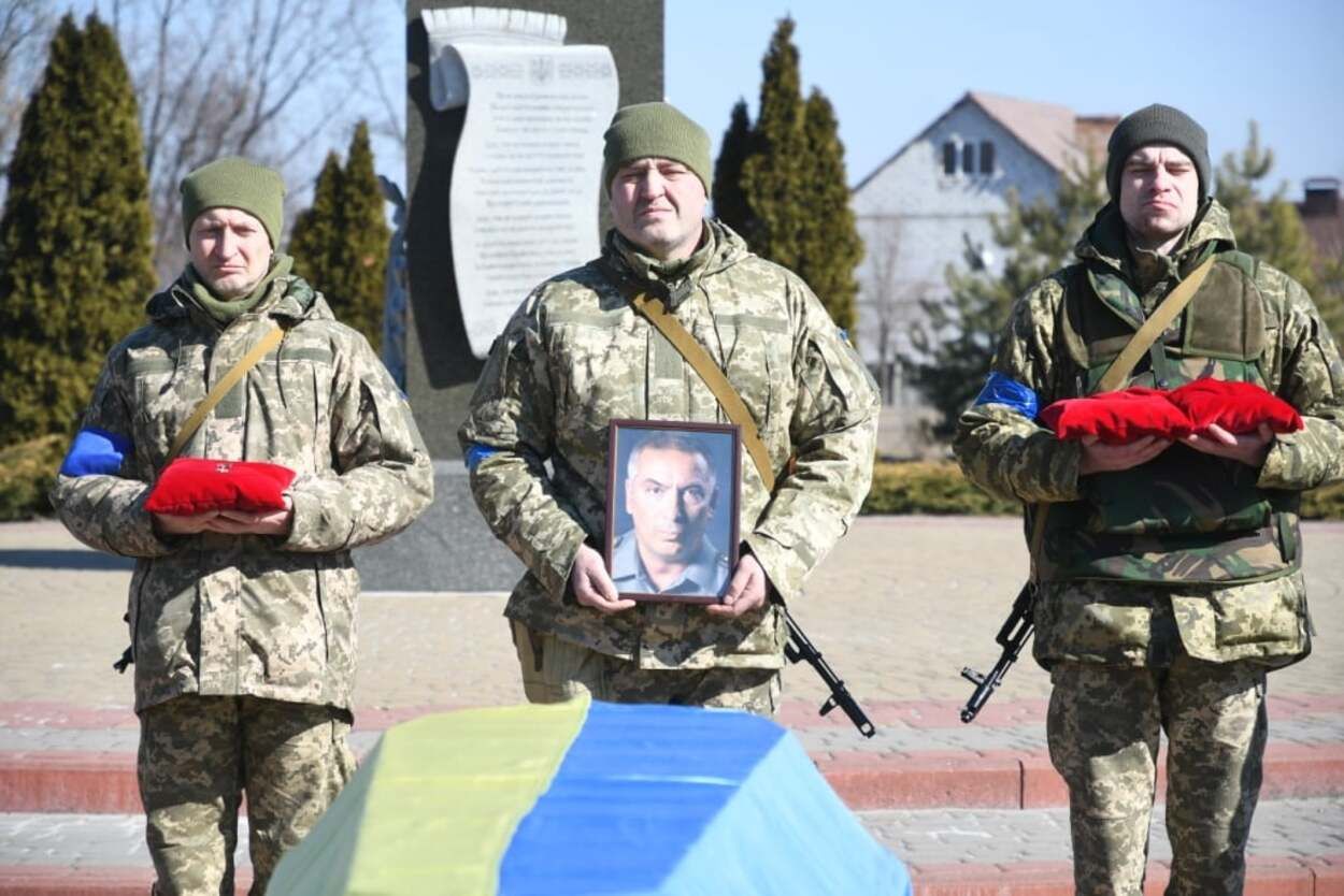 У Борисполі відбулася церемонія прощання з героїчним полковником ЗСУ Валерієм Гудзем - 24 Канал