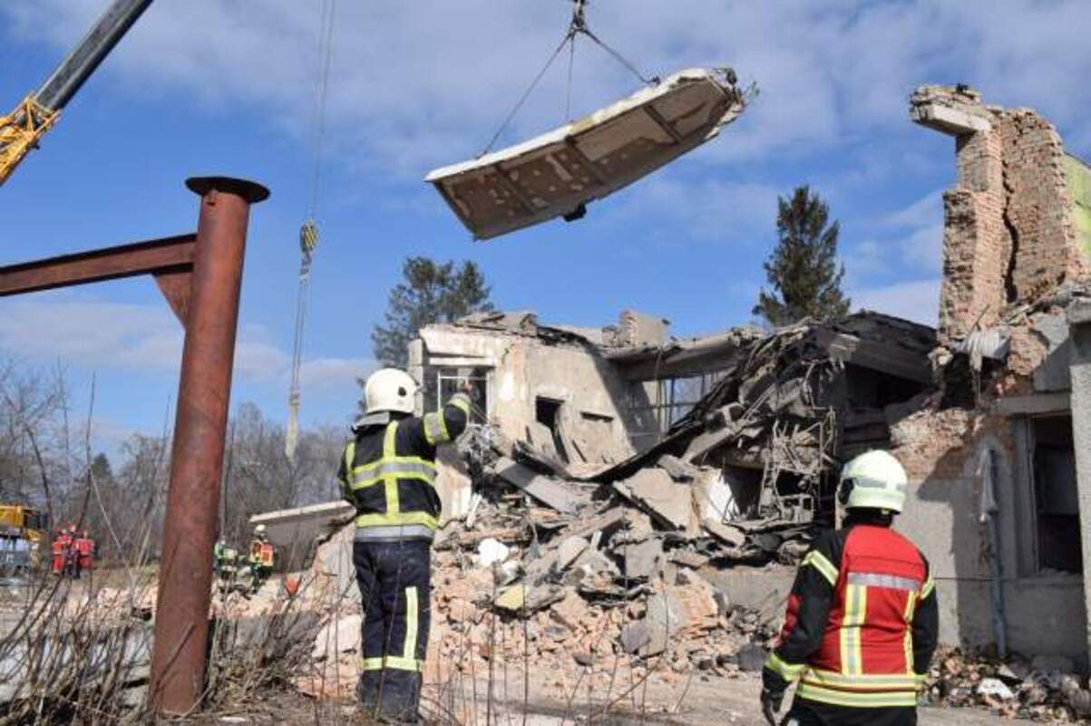 Розбір завалів на телевежі біля Рівного завершили: кількість загиблих зросла до 21 людини - 24 Канал