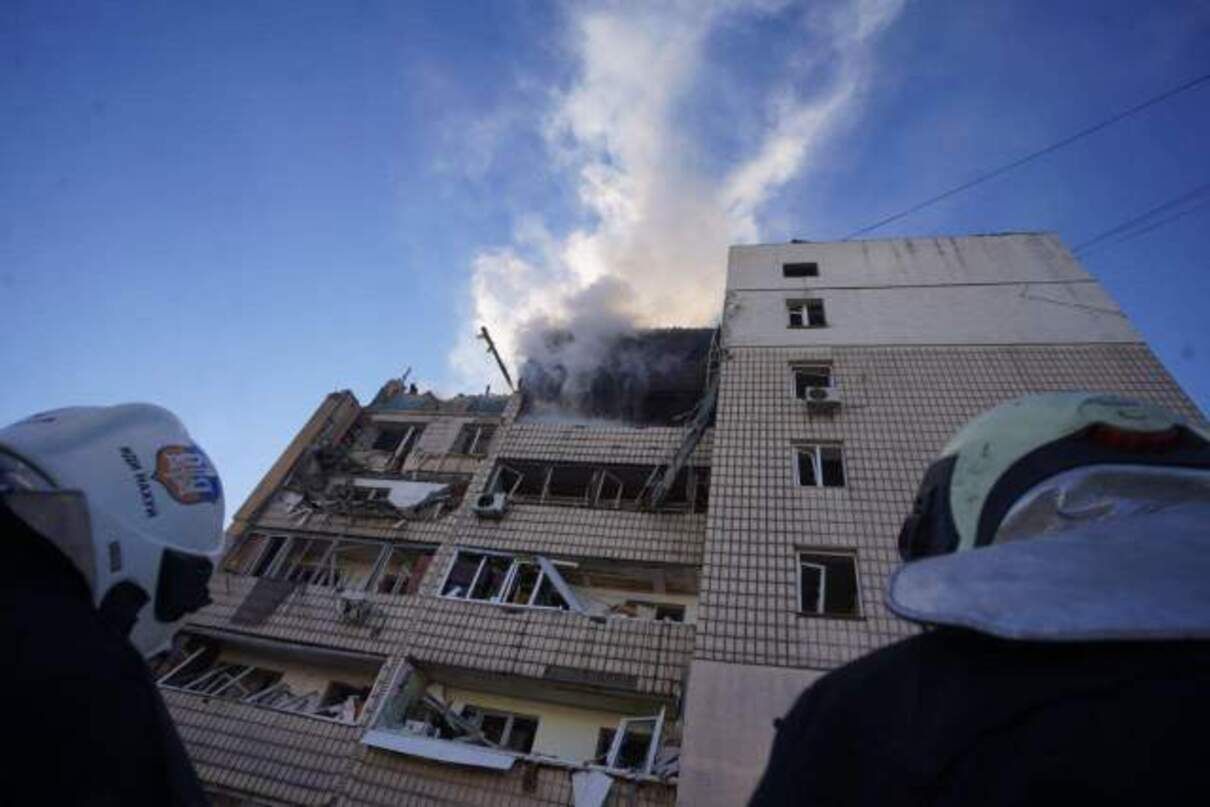 Новый обстрел жилого дома Киева: пожар локализовали, спасатели работают