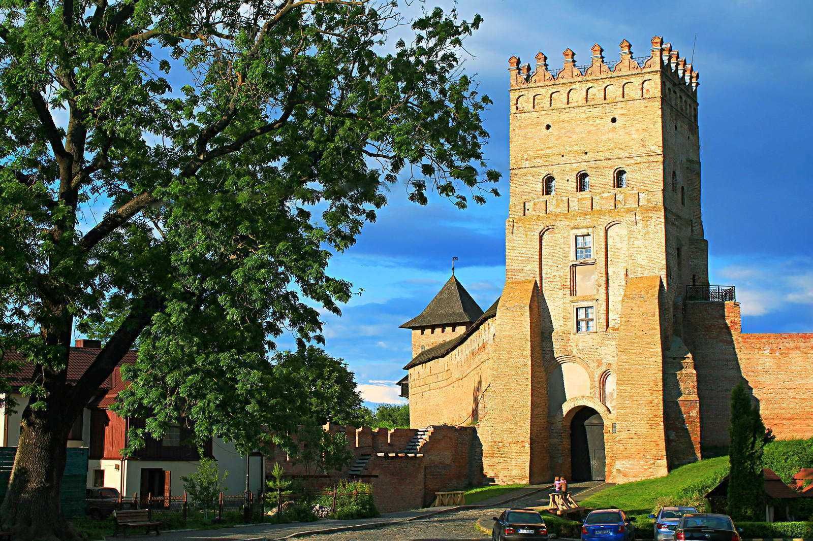 Несмотря на войну, жизнь продолжается: в Луцке возобновляют экскурсии по замку Любарта