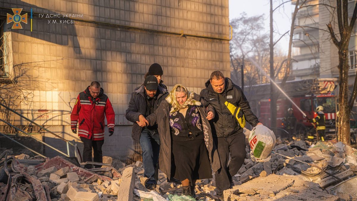 Показали жахливі наслідки обстрілів окупантів багатоповерхівки в Києві - 24 Канал