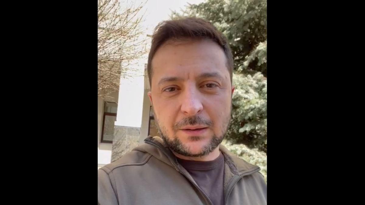 Мы дома и защищаем Украину, – Зеленский отреагировал на провокацию и фейк о складывании оружия Мы дома и защищаем Украину, – Зеленский отреагировал на провокацию и фейк о складывании оружия