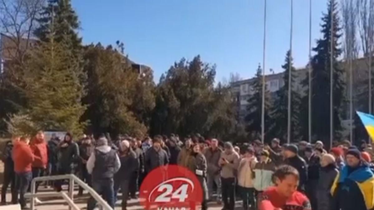 Люди вийшли на протест після викрадення мера Скадовська: окупанти відкрили вогонь - 24 Канал