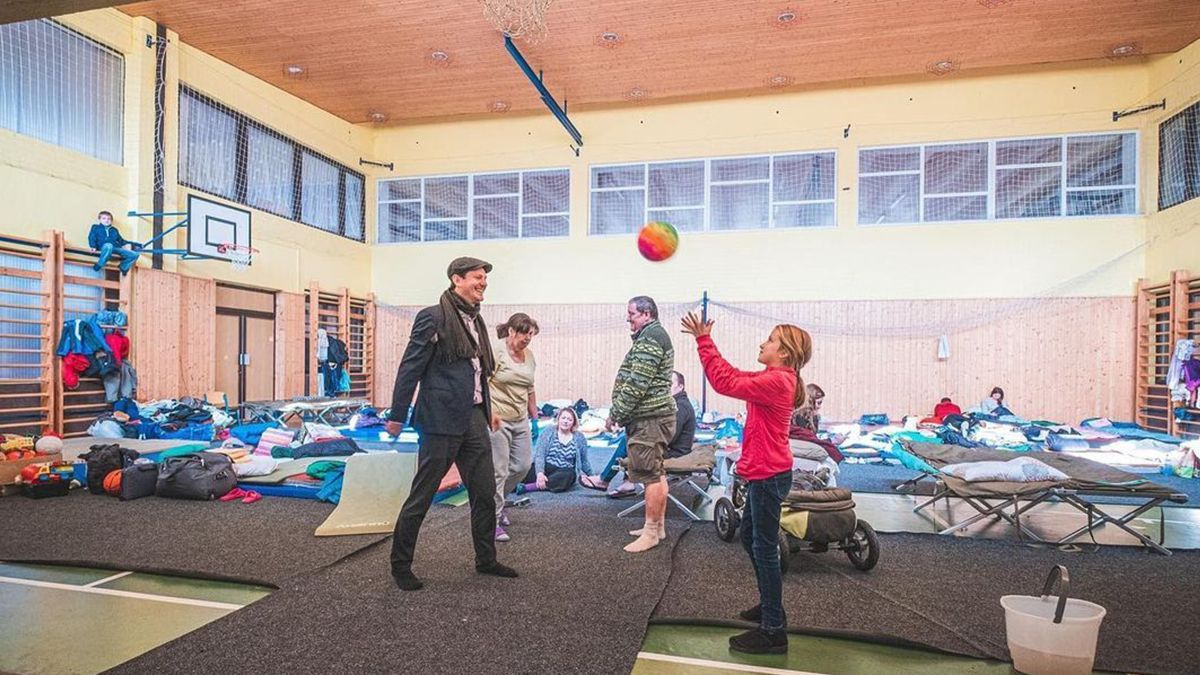 Как размещают беженцев из Украины в пражских школах: городской голова показал условия на фото