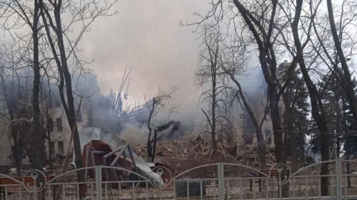 В Мариуполе разбомбили театр: там скрывались мирные люди В Мариуполе разбомбили театр: там скрывались мирные люди