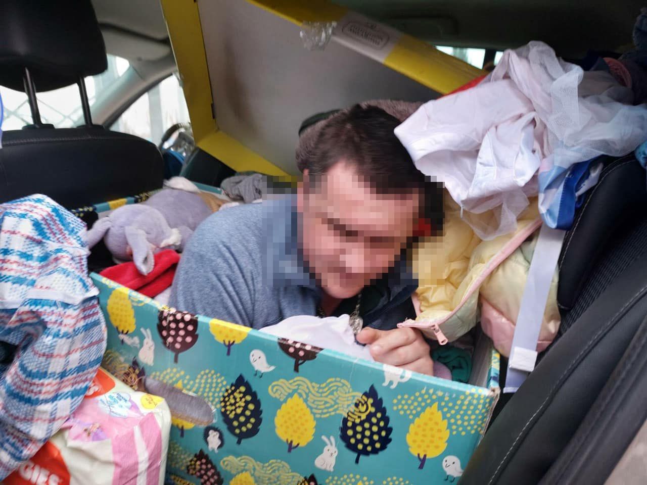 Чоловік сховався у бейбі-бокс, щоб втекти з України: кумедні фото - 24 Канал