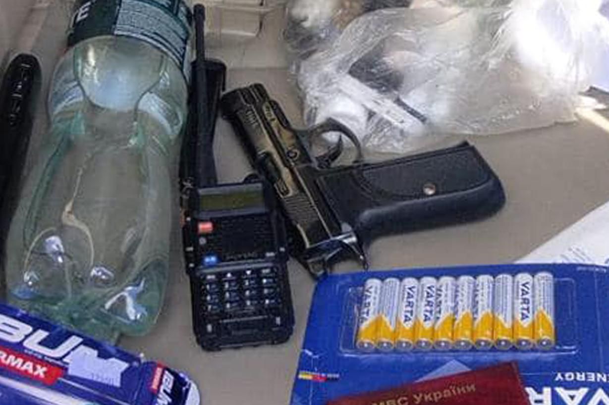 На кордоні спіймали озброєну пару на викраденому авто - 24 Канал На кордоні спіймали озброєну пару на викраденому авто - 24 Канал