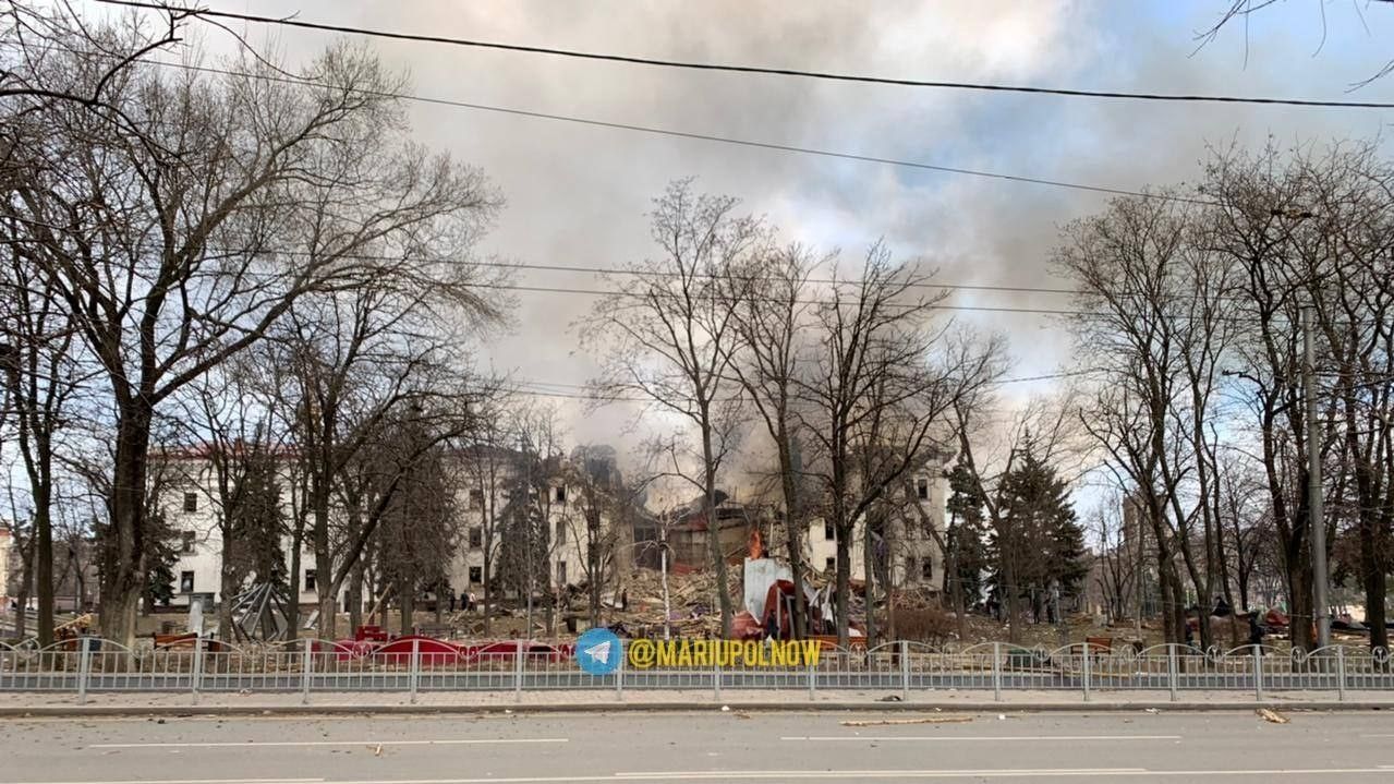 Може тепер обговоримо "переваги" російської культури, – Подоляк про удар по Маріуполю - 24 Канал