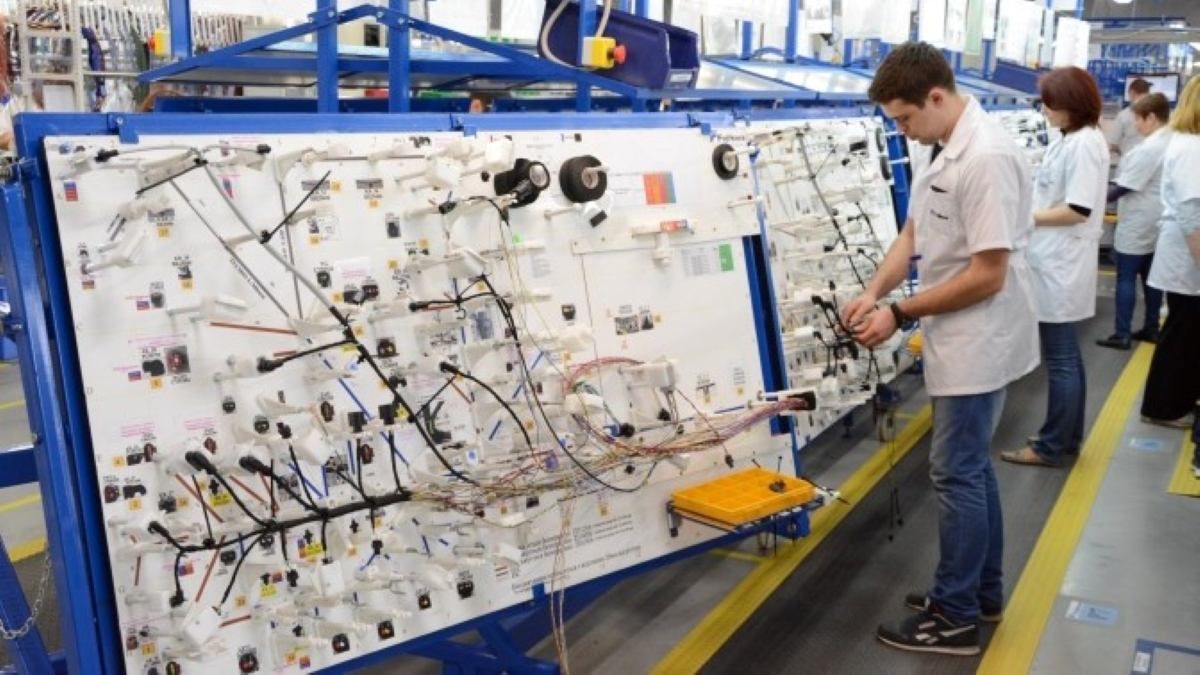 Європейські автоконцерни тимчасово призупиняють виробництво через дефіцит українських кабелів - 24 Канал Європейські автоконцерни тимчасово призупиняють виробництво через дефіцит українських кабелів - 24 Канал